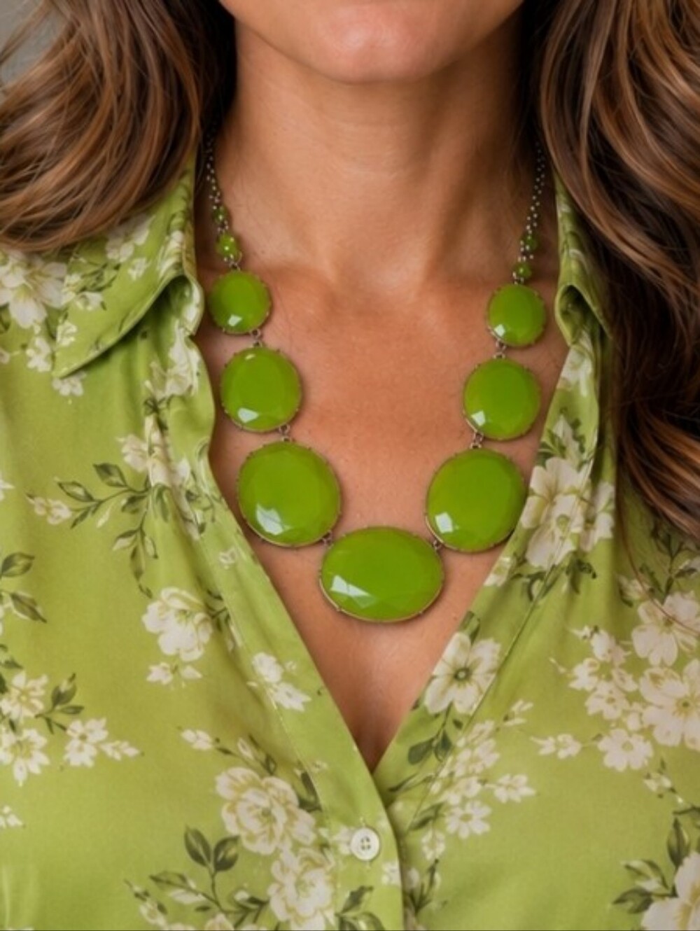 Green Transparent Graduated Oval Lucite Vintage Silver Tone Statement Necklace